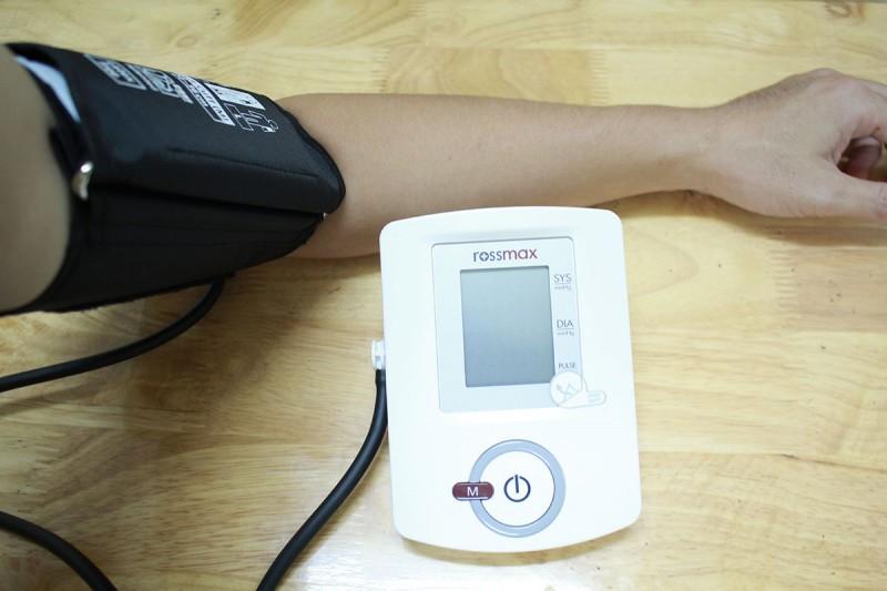 Máy đo huyết áp bắp tay Rossmax AW150