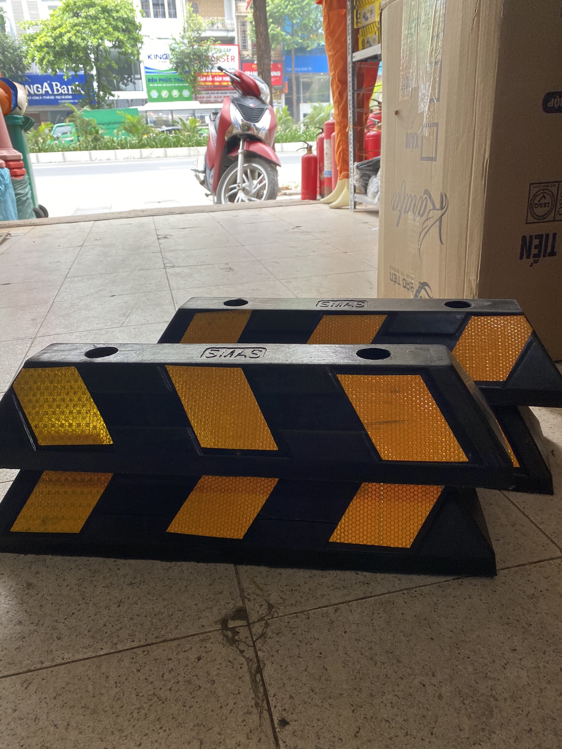 cục cao su chặn bánh xe