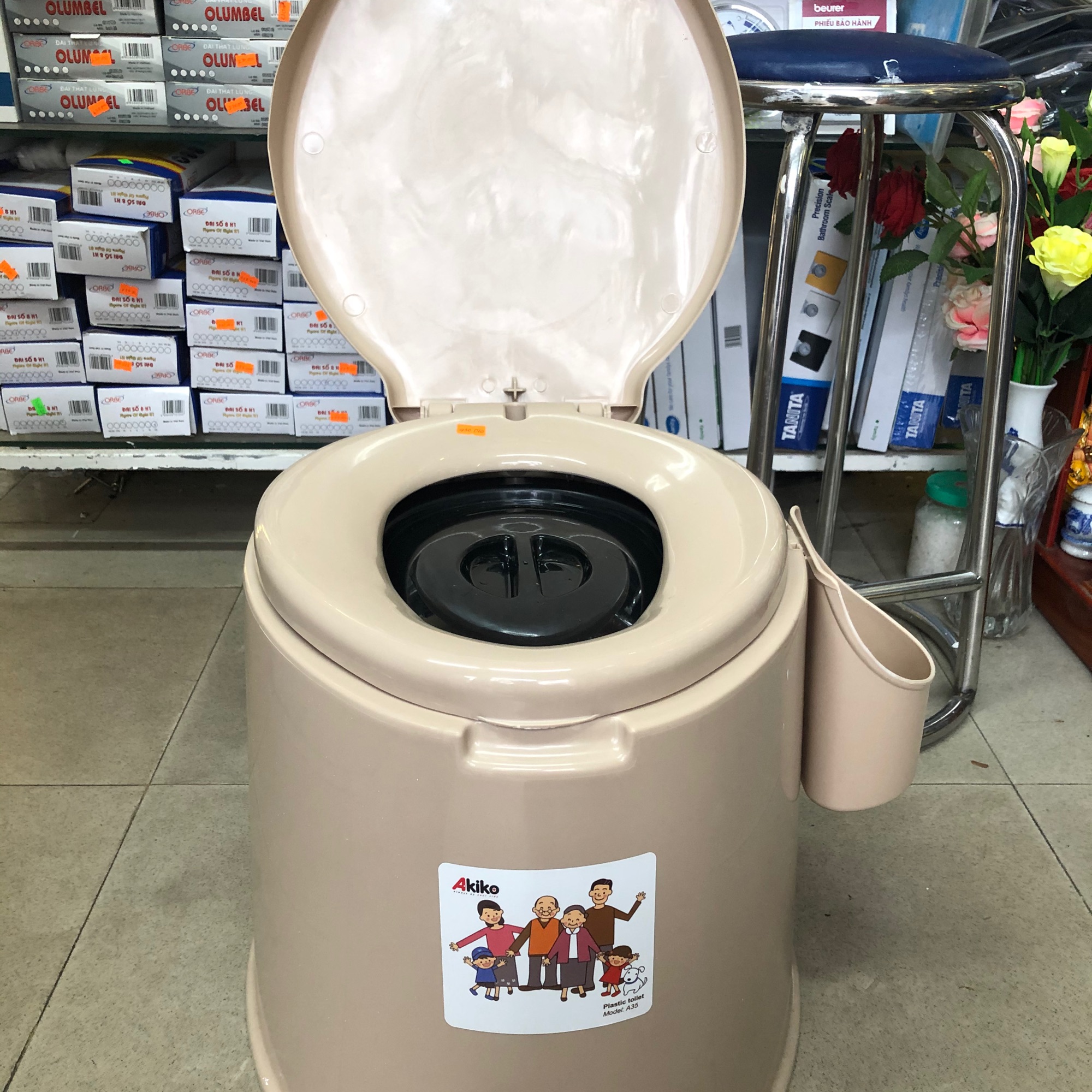 Ghế bô nhựa di động, bô bẹt di động, toilet bô nhựa vệ sinh di động Akiko cho người già người ốm