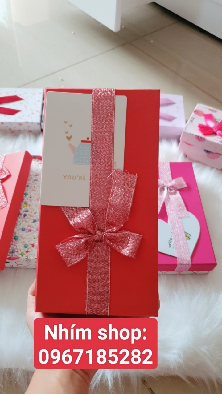 Hộp quà hình chữ nhật sang trọng kèm hạt xốp nhiều màu và thiệp xinh xắn