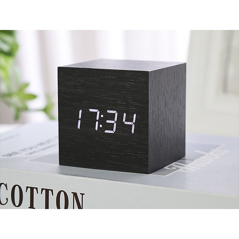 Đồng hồ giả gỗ DAKOP để bàn hình vuông tiên dụng với nhiều chức năng.
