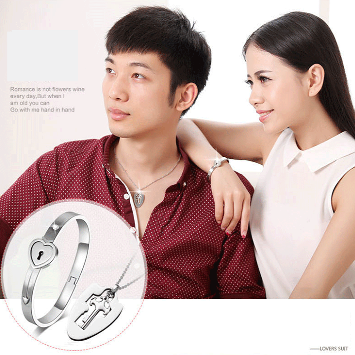 [HCM]Bộ vòng tay cặp đôi ổ khóa dây chuyền chìa khóa titan dạng trái tim - Cam kết 1 đổi 1 nếu đen và gỉ sét - Giá bán như trên là 1 bộ như hình - có bán rời 1 sản phẩm