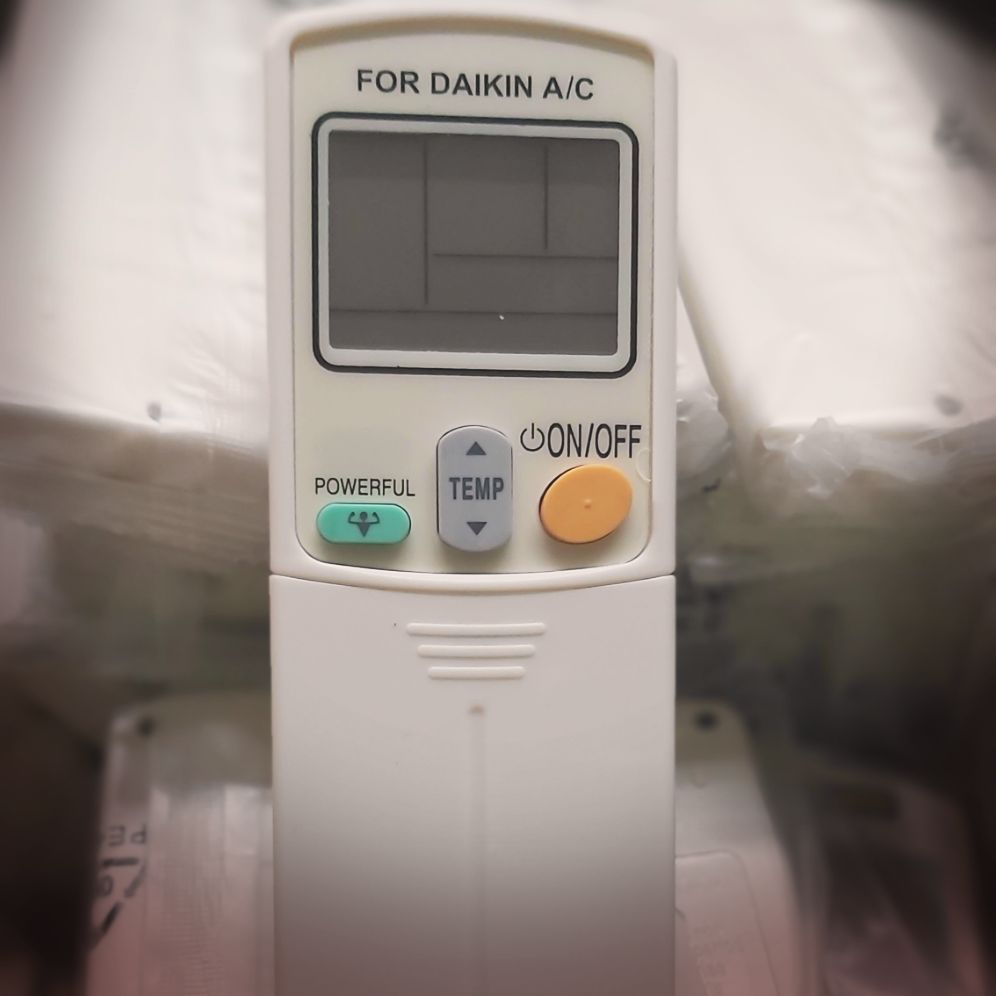 Khiển điều hòa DAKIN 1nut xanh
