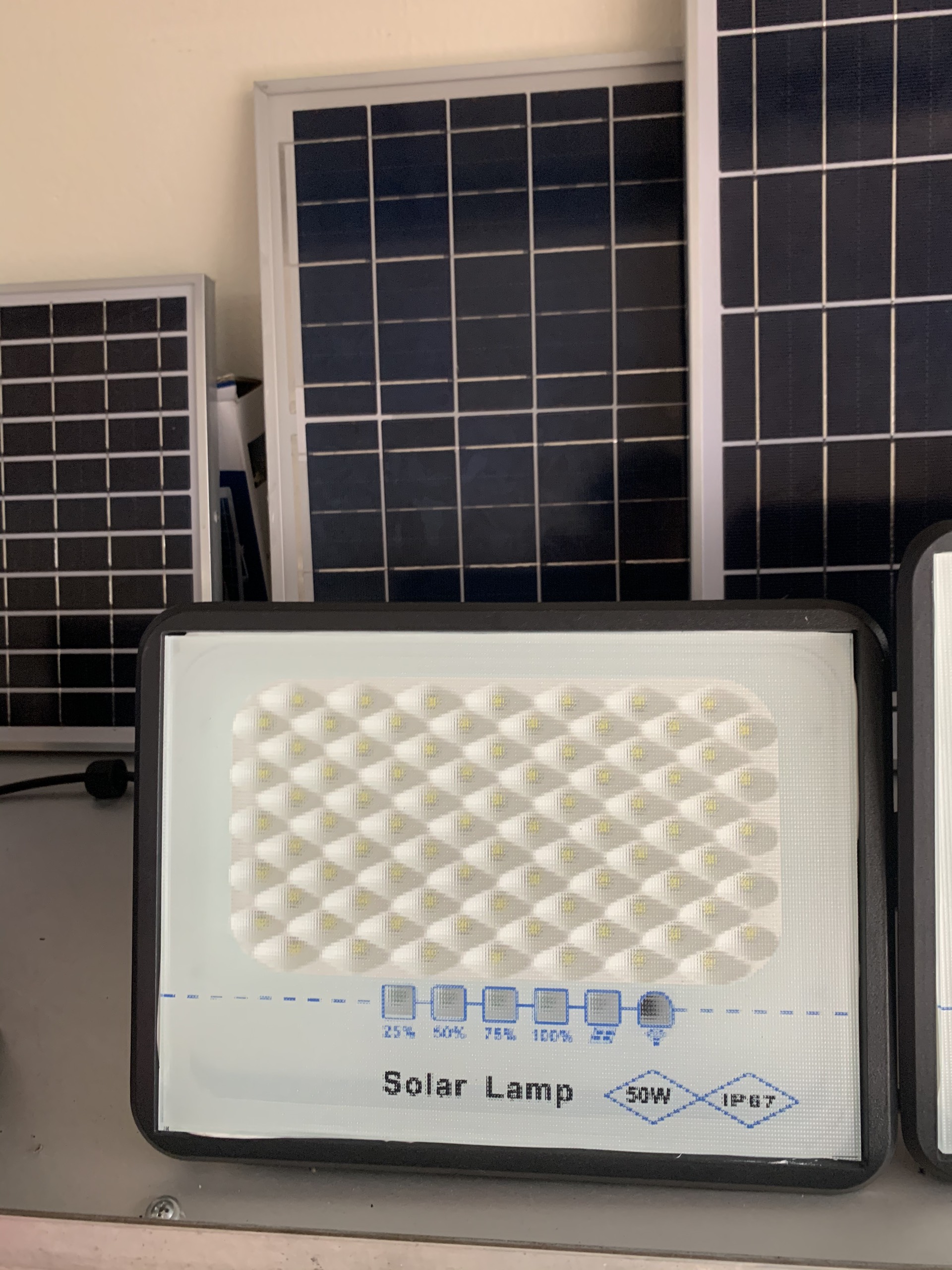 Đèn Led Pha Năng Lượng Mặt Trời 50W-100W-200W-300W Solar Lamp- Tấm pin mặt trời Polycrystalline với hiệu suất sạc cao Tiêu chuẩn chống nước và chống bụi IP67