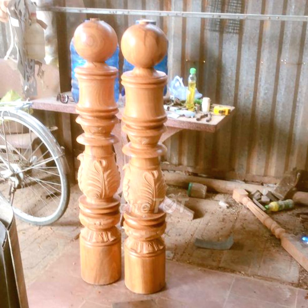 Trụ cầu thang gỗ căm xe chạm lá đẹp xuất sắc