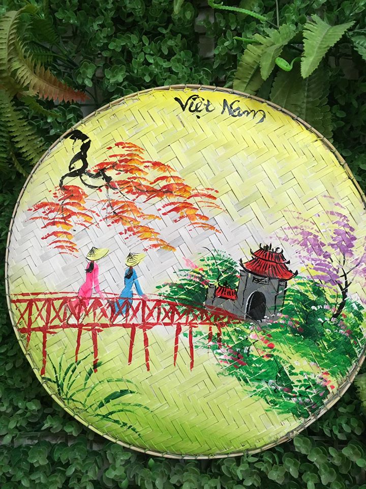 Mẹt tre có vẽ tranh để trang trí làm quà tặng