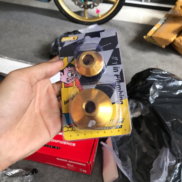 Chụp cóc km trusty màu vàng gắn mọi dòng xe
