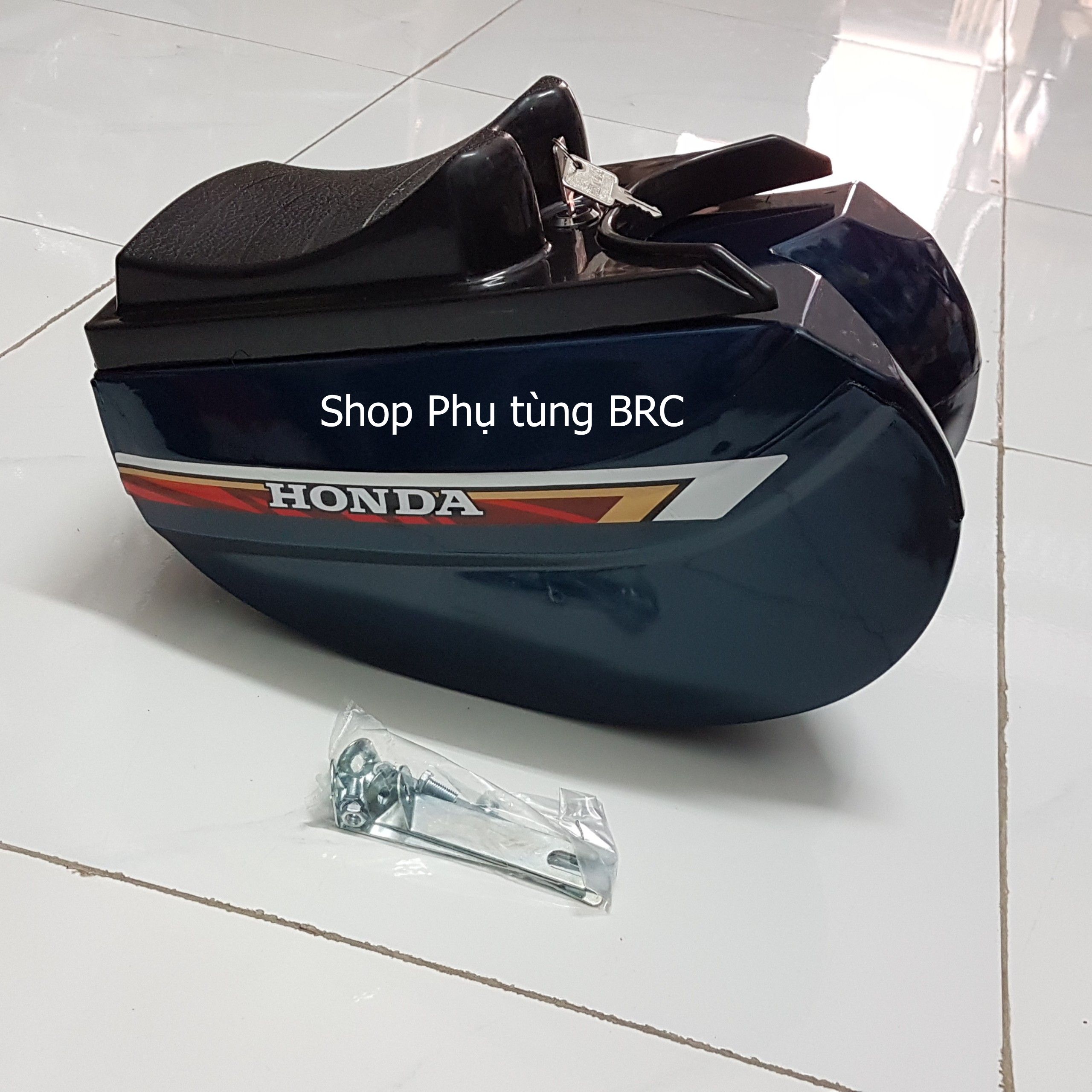 Thùng chứa đồ kiêm ghế em bé lắp cho các loại xe Dream, Wave, xe CUB 78, 81 đời cũ ( Xe Wave 110 như: RSX 110, Wave S 110, Wave A 110, Wave blade... không lắp được).