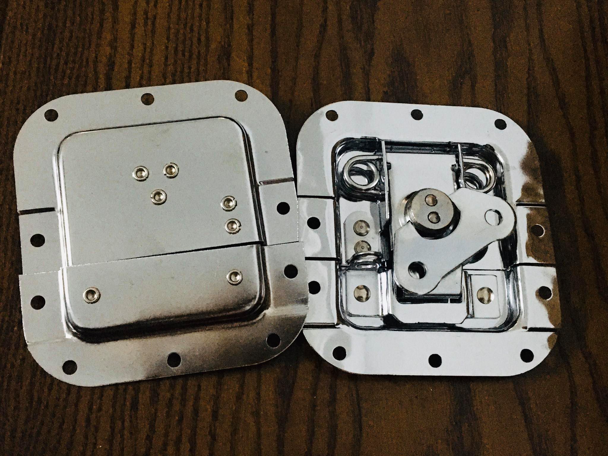 khóa bướm để đóng tủ đựng thiết bị âm thanh