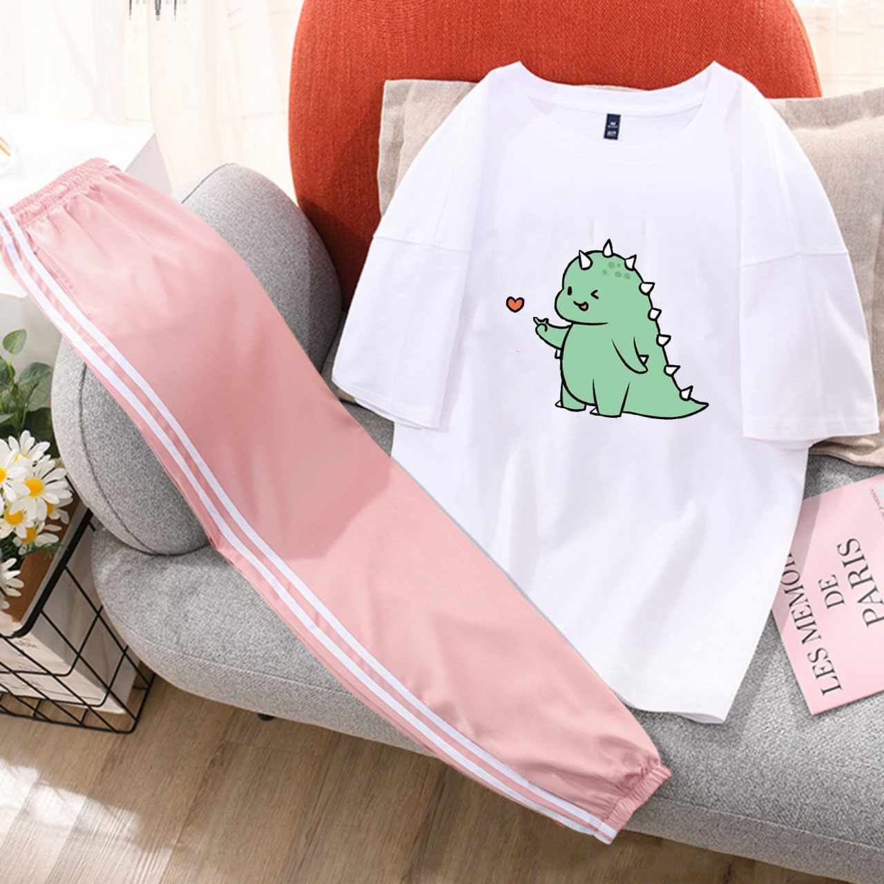 [HAN HAN SHOP 119] Sét Bộ Đồ Quần Áo Nữ Mùa Hè Mặc Đi Chơi Dạo Phố Cá Tính, Mặc Ở Nhà Xinh Cute, Combo Áo Thun Phông Cotton Organic Ngắn Tay Cổ Tròn Mát Mịn In Khủng Long Búng Tim Kèm Quần Thun Bo Chun Gấu