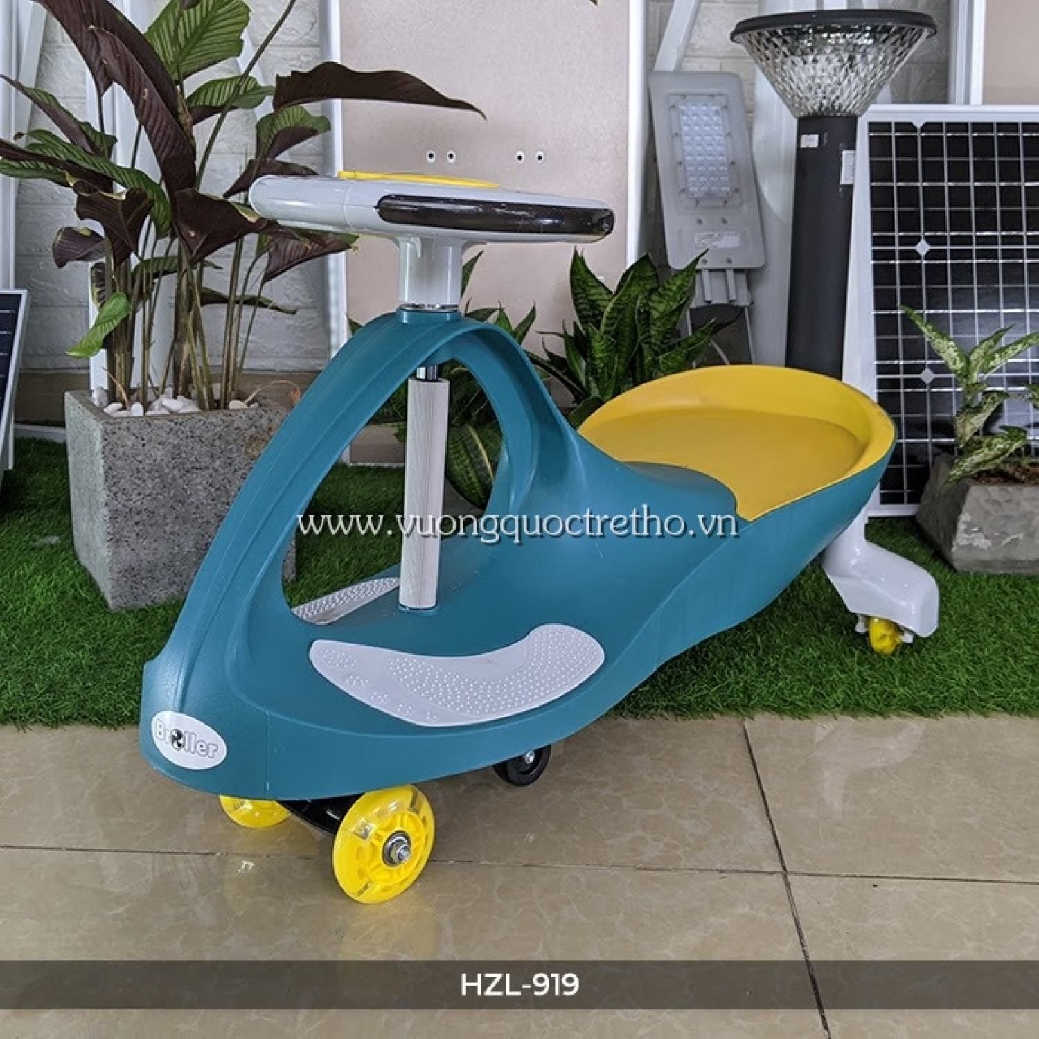 Xe lắc cho bé có nhạc, đèn broller hzl-919