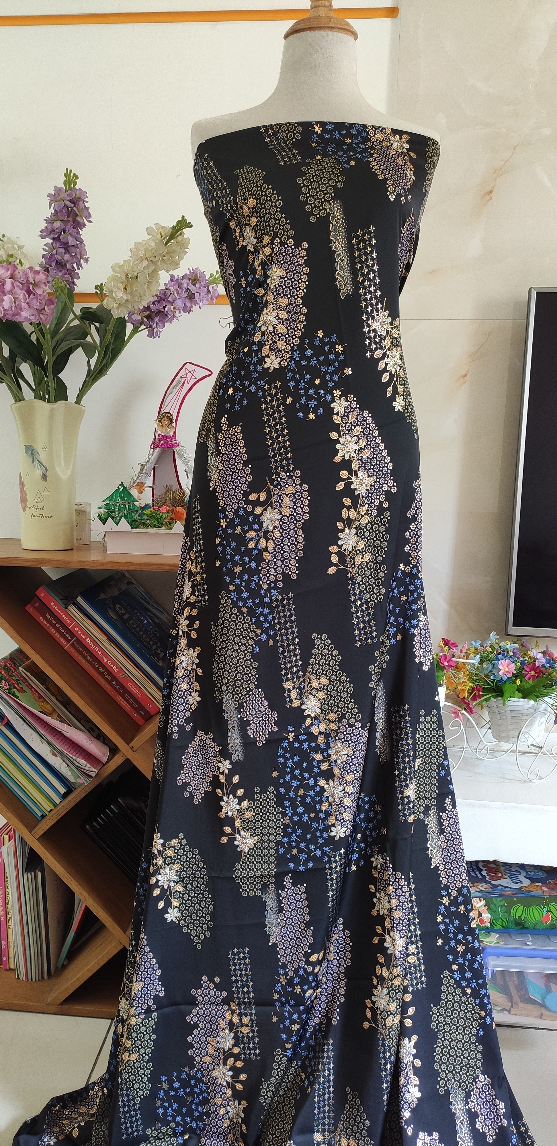 Vải áo dài lụa nhũ cao cấp, hoạ tiết hoa lá nhũ vàng - lụa HK nhũ