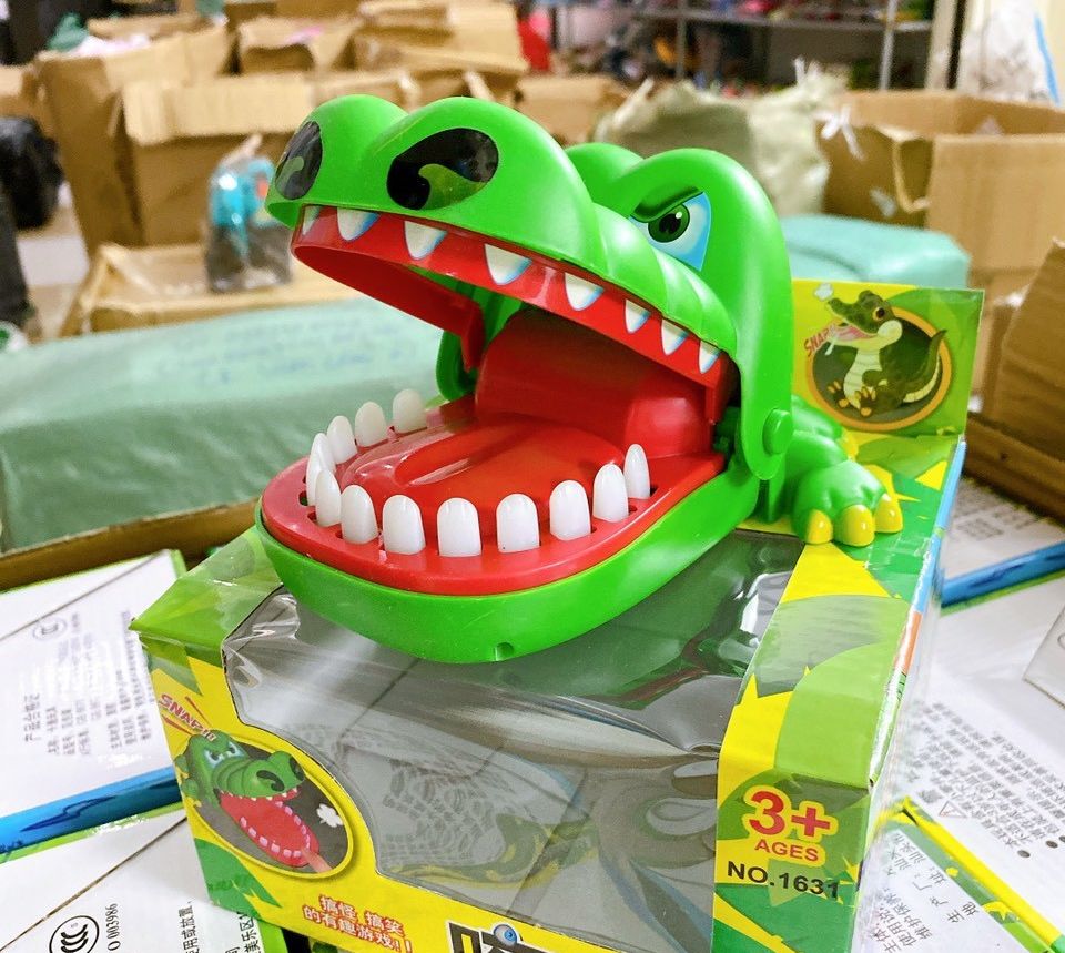 Đồ chơi cá sấu cắn tay khám răng cá sấu có hộp như hình - Đồ chơi cho bé - Selenshop