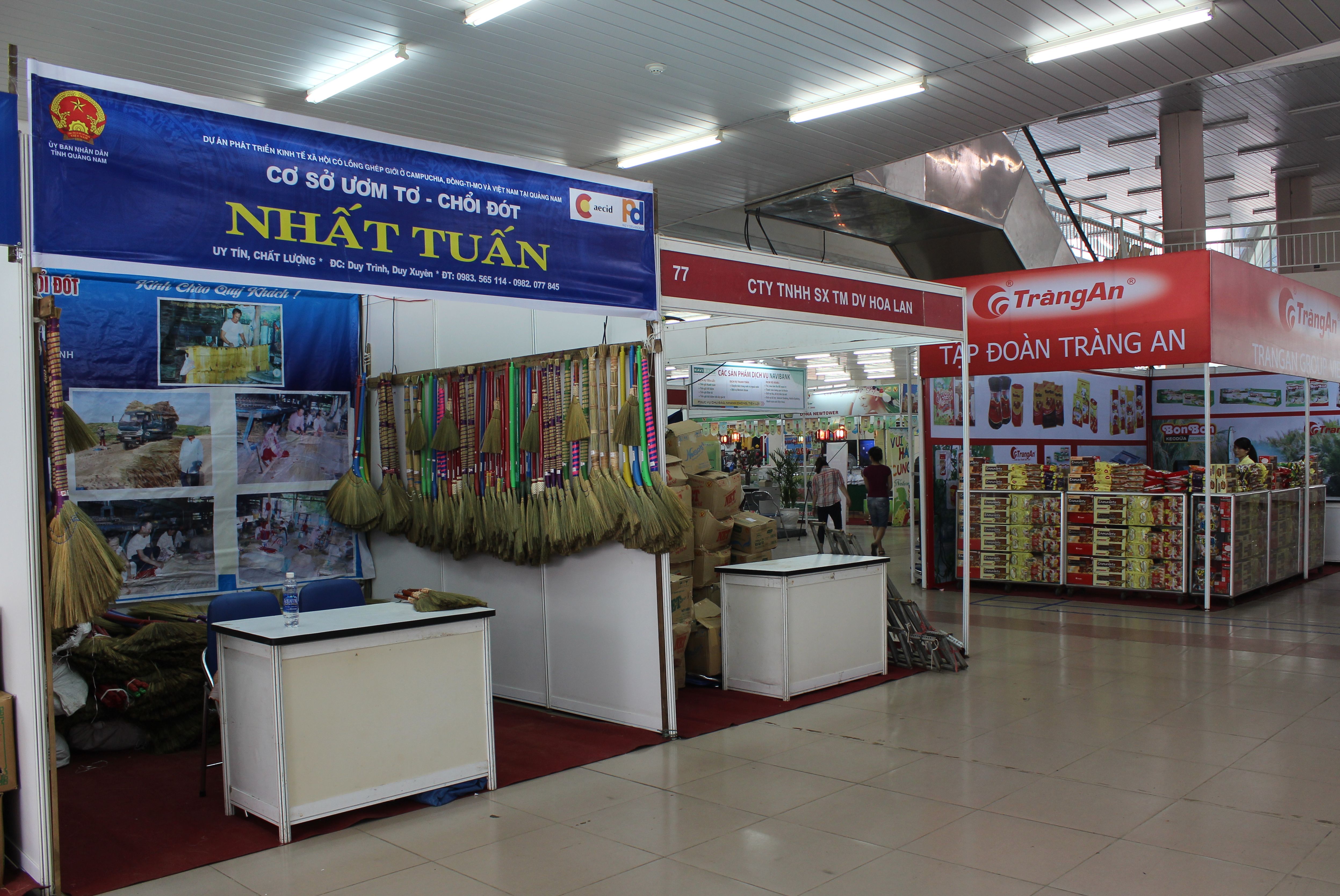 Chổi đót cước tím ( Chổi chít ). Cán chổi bằng cọng đót tự nhiên quấn bằng sợi cước tím chặt. Tép chổi được bện bằng sợi mây kết hợp sợi cước chắc chắn. Bông đót được làm sạch bụi