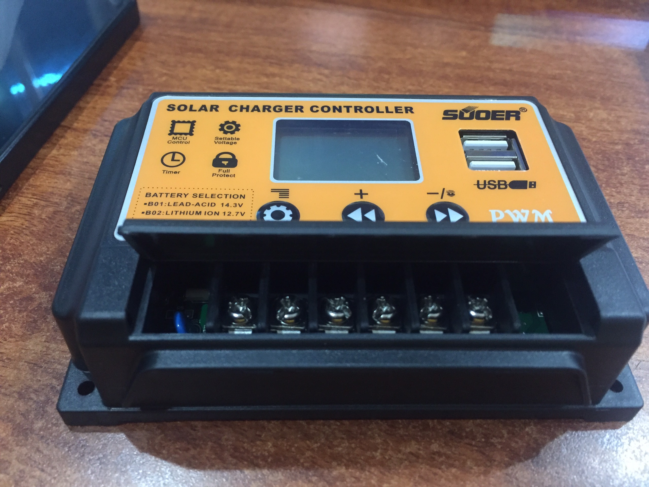 Sạc năng lượng mặt trời Suoer 20A PWM ST-S1220