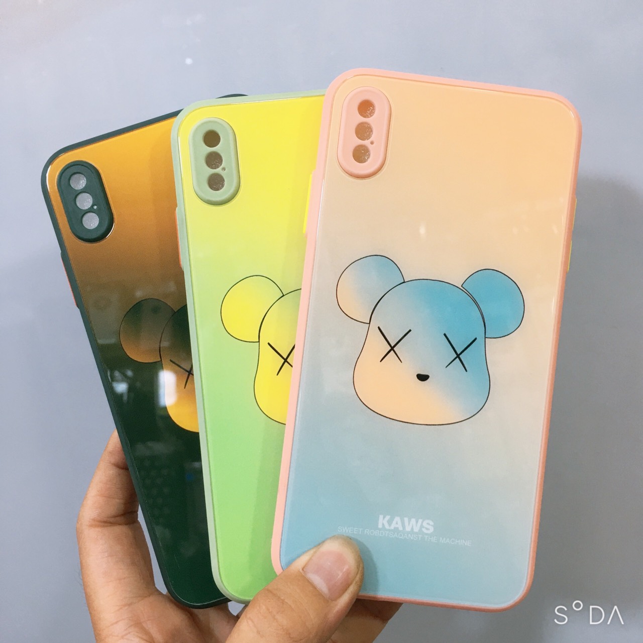 Ốp lưng iPhone Xs Max Ốp lưng kính Gấu Kaws viền dẻo, phím bấm màu