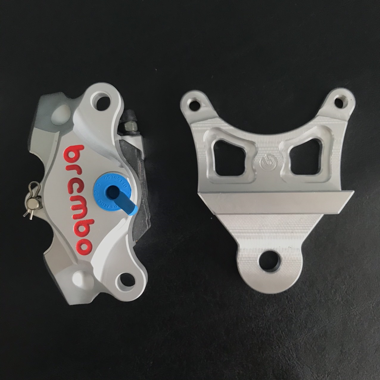 Heo Brembo 2pis kèm pát sau gắn như zin cho Wave 100, wave 110, sirius, ex135, ex150, winner, sonic, satria, raider