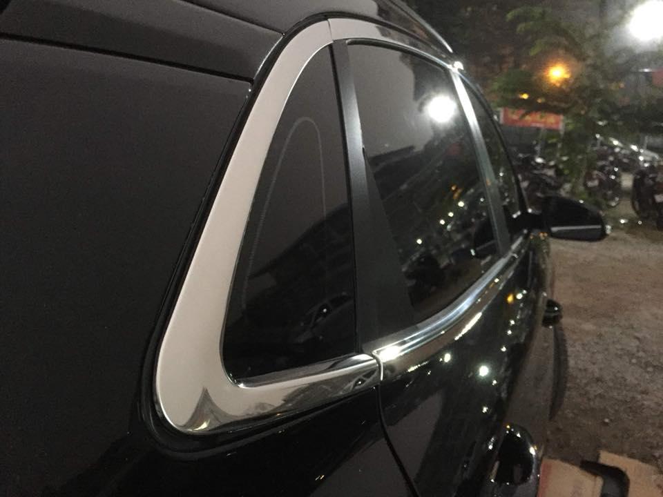 Nẹp chân và viền cong kính Hyundai Kona