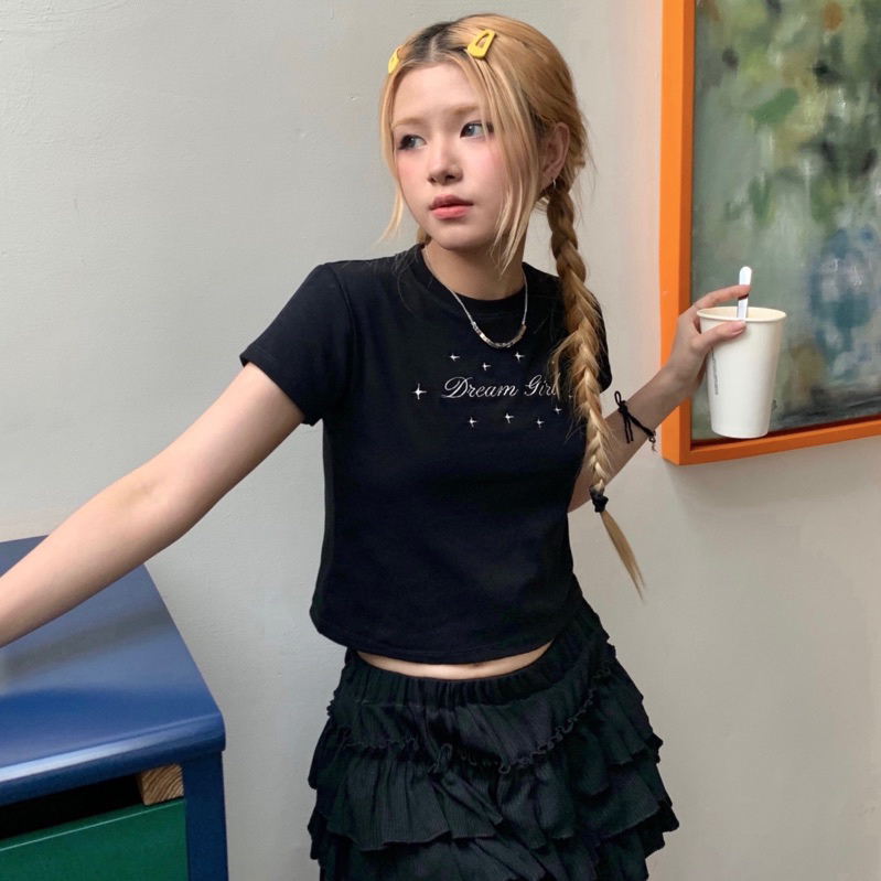 Áo Baby Tee đen thêu chữ Dream Girl tay ngắn áo thun form lửng