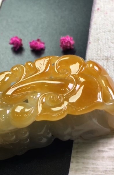 Ngọc jade a. ngọc huyết hoàng chạm tỳ hưu cổng như ý