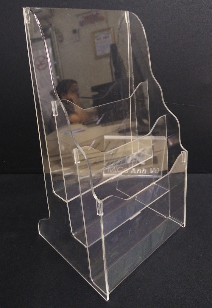 Kệ đựng tờ rơi 3 ngăn mica trong để bàn dán sẵn kt a5 dọc 15x21cm