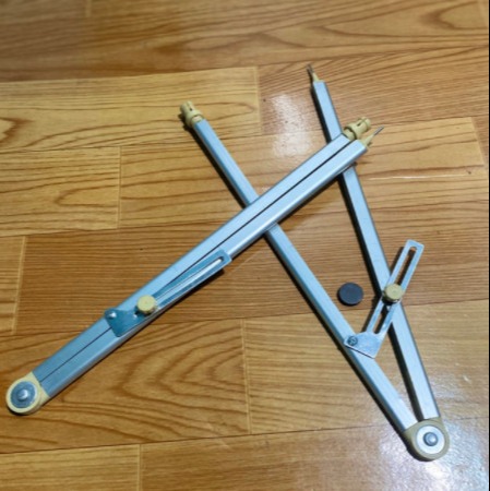 Compa nhôm dành cho giáo viên kẹp phấn