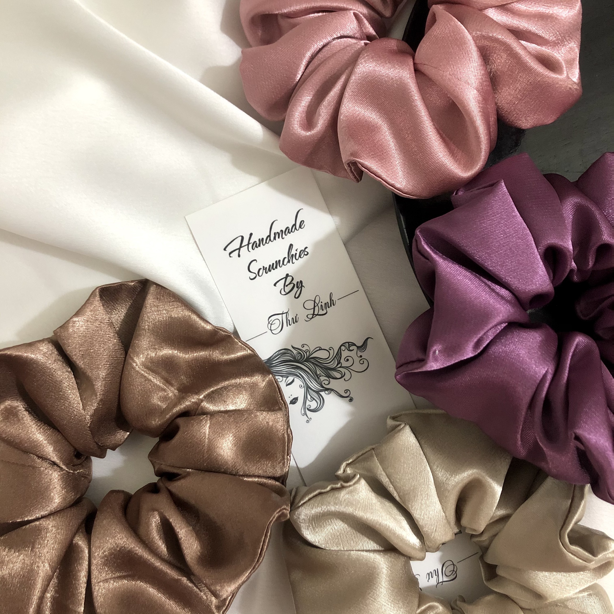 Scrunchies dây buộc tóc, cột tóc lụa ánh bóng cao cấp