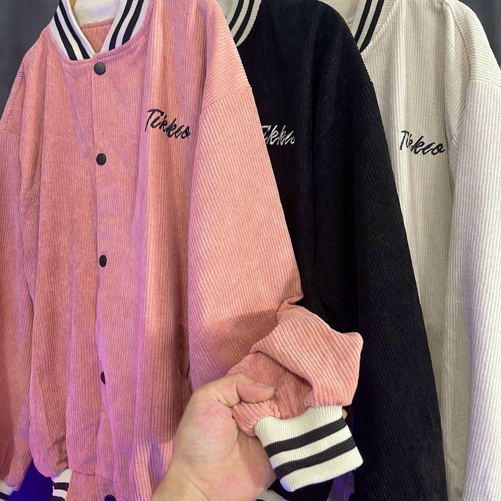 ÁO KHOÁC BOMBER NHUNG GÂN THÊU LOGO CHỮ NỔI BẬT FORM NAM NỮ- XSTH