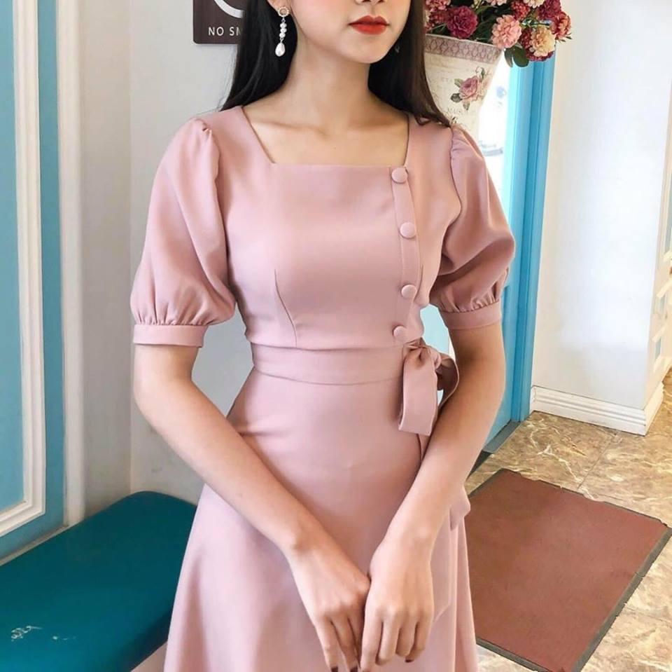 Đầm xòe cổ vuông thắt nơ lệch eo tone hồng nhẹ nhàng