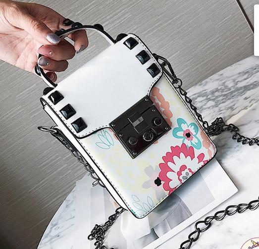 Túi hộp mini dây đeo móc xích đựng điện thoại viền đinh hoa lá siêu hot