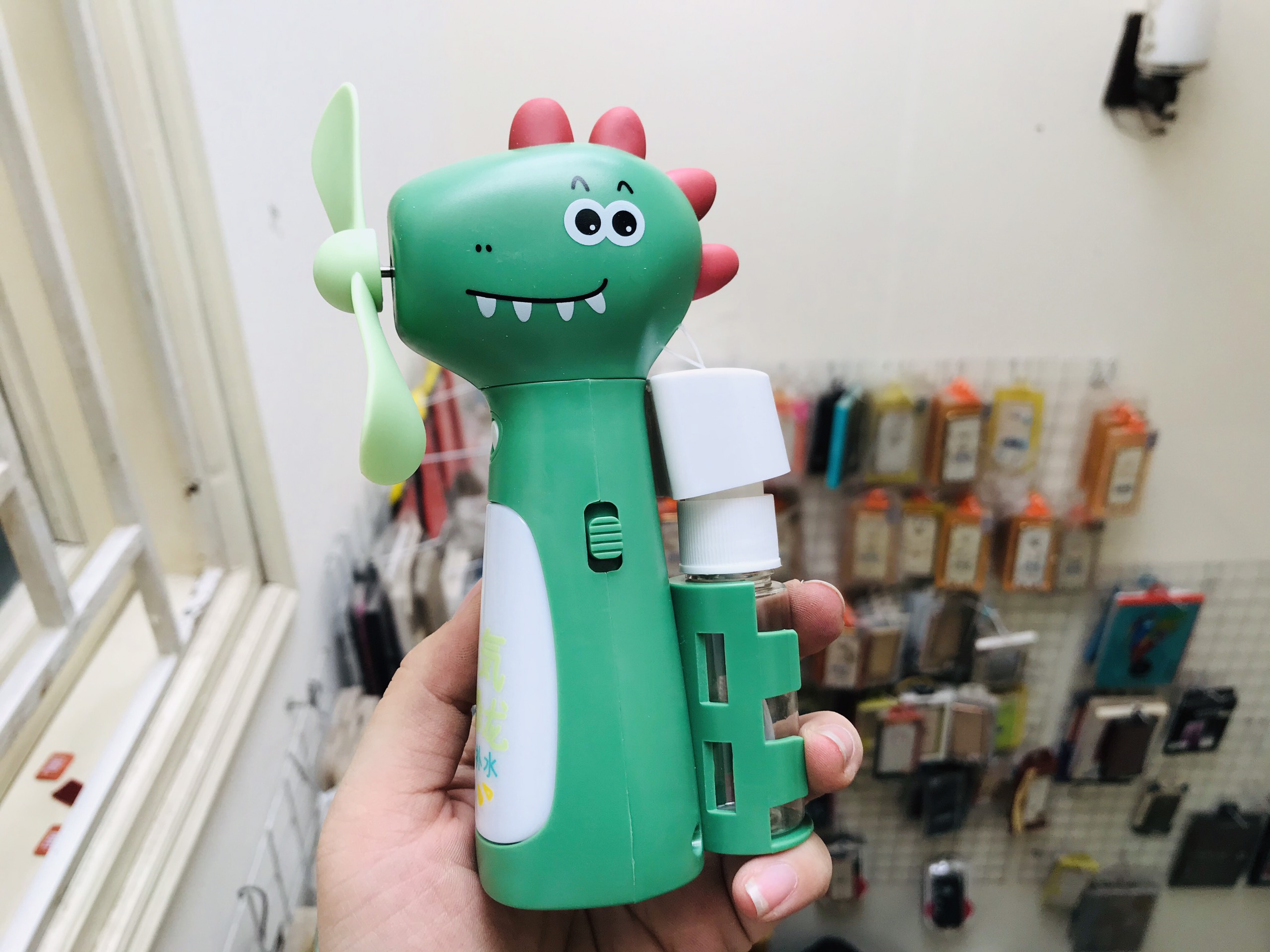 Quạt mini phun sương cầm tay khủng long- tuần lộc đáng yêu - LD707- có đèn