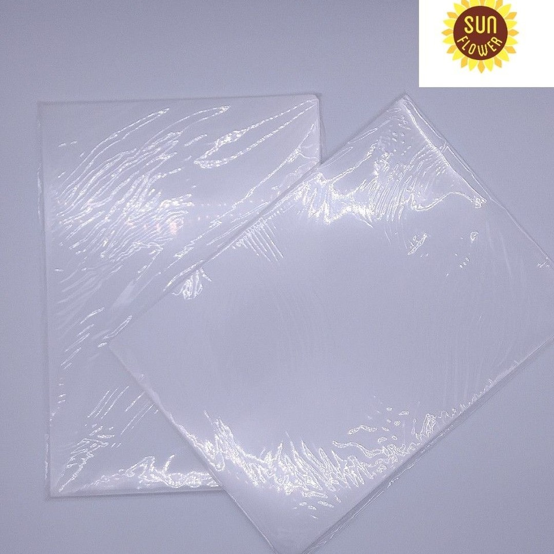 Một xấp bìa lá nhựa a4 dày plus