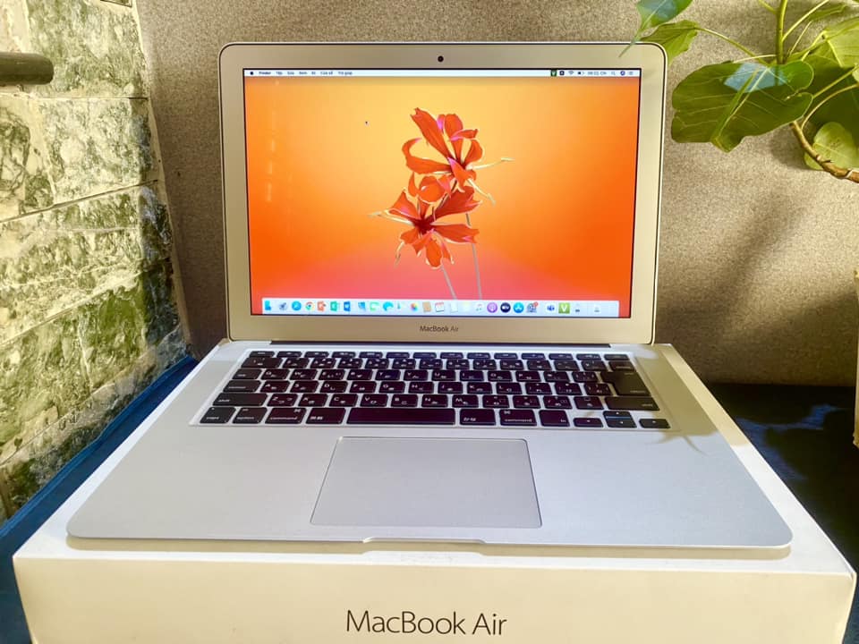 Máy tính cũ macboook,, air 13in đời 2015 core i5/ram 8gb/128gb ssd ) màu sliver