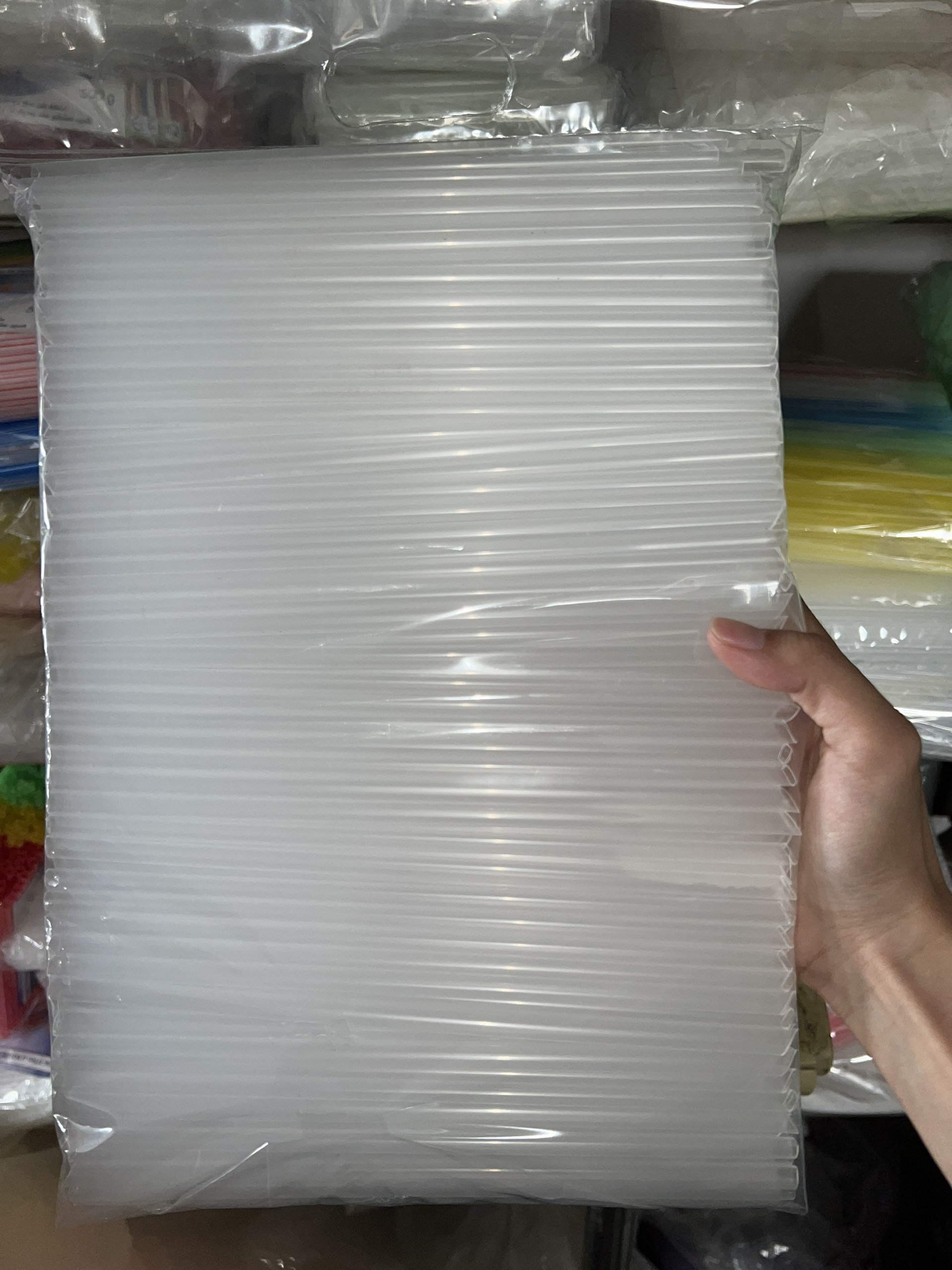 Ống hút phi 6 trắng trong 1 đầu nhọn
