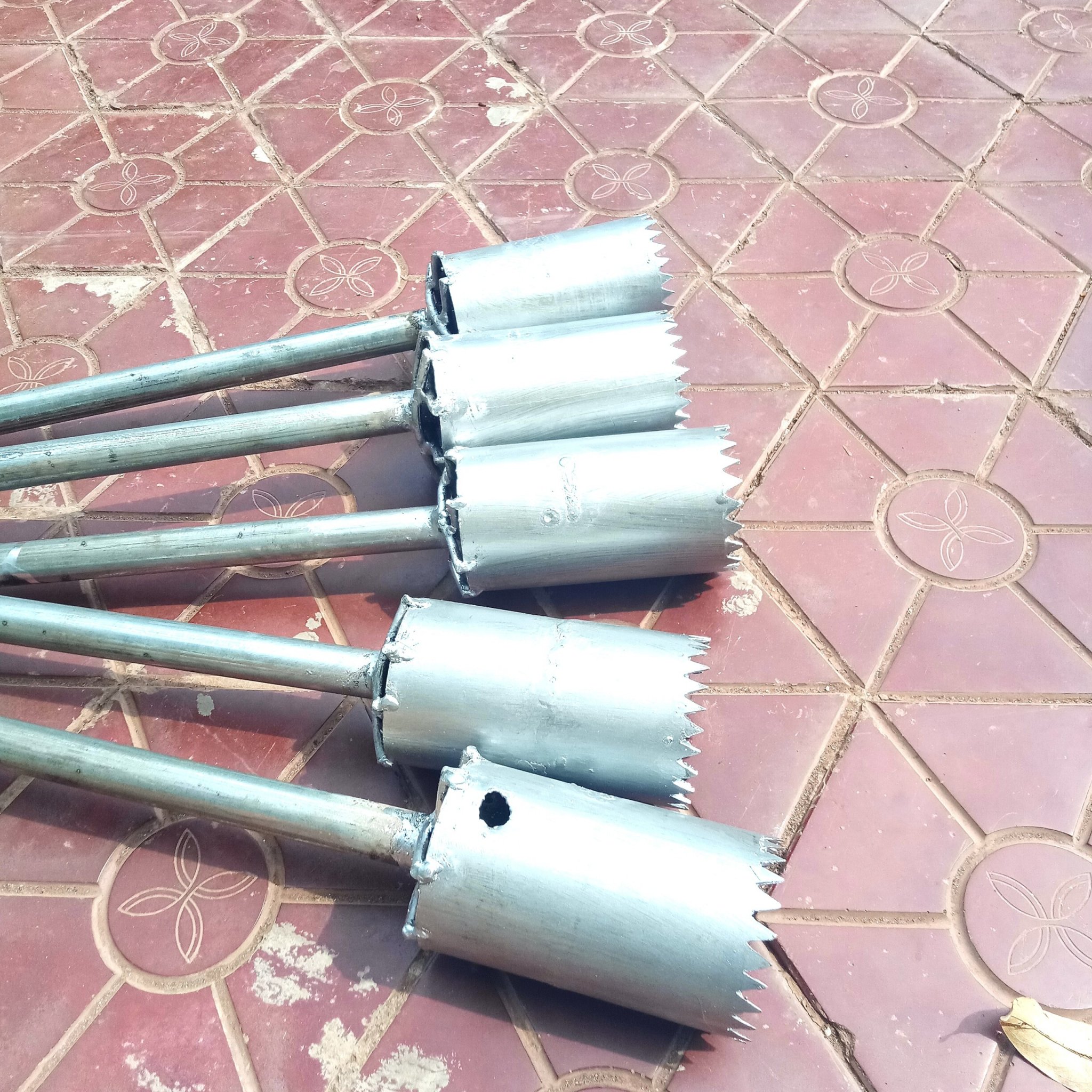 Dụng cụ đục lỗ màng phủ nông nghiệp  tiện lợi cho nhà nông