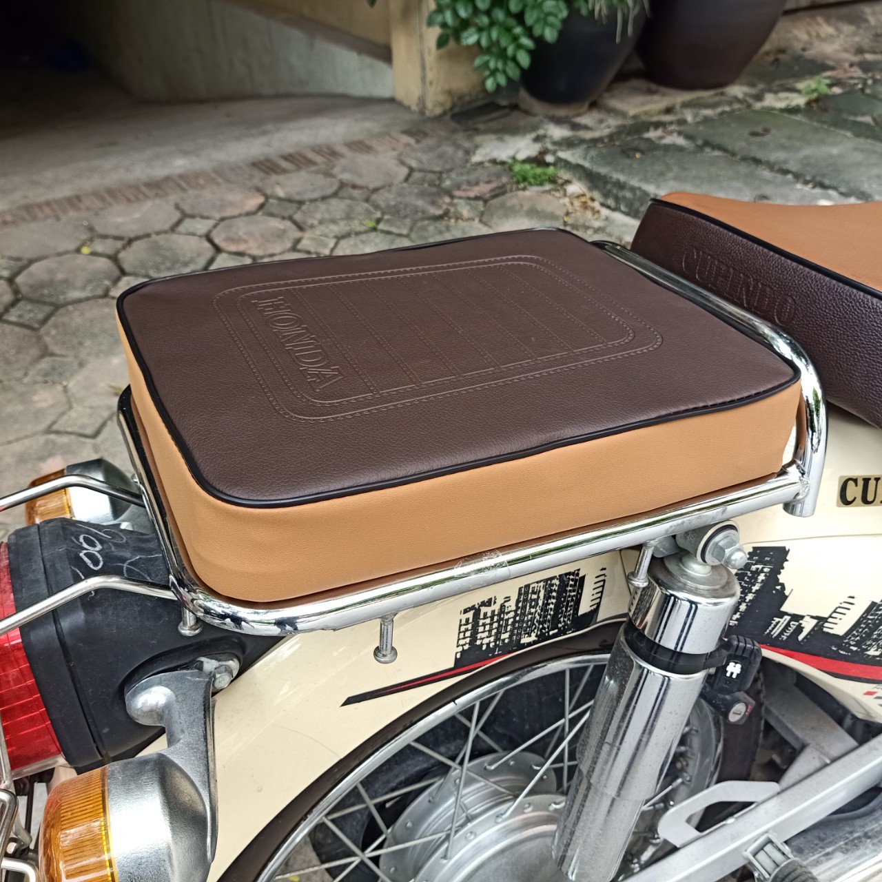 Yên sau xe cub 81,82,50- hàng đẹp đế nhựa, da simili 3 lớp