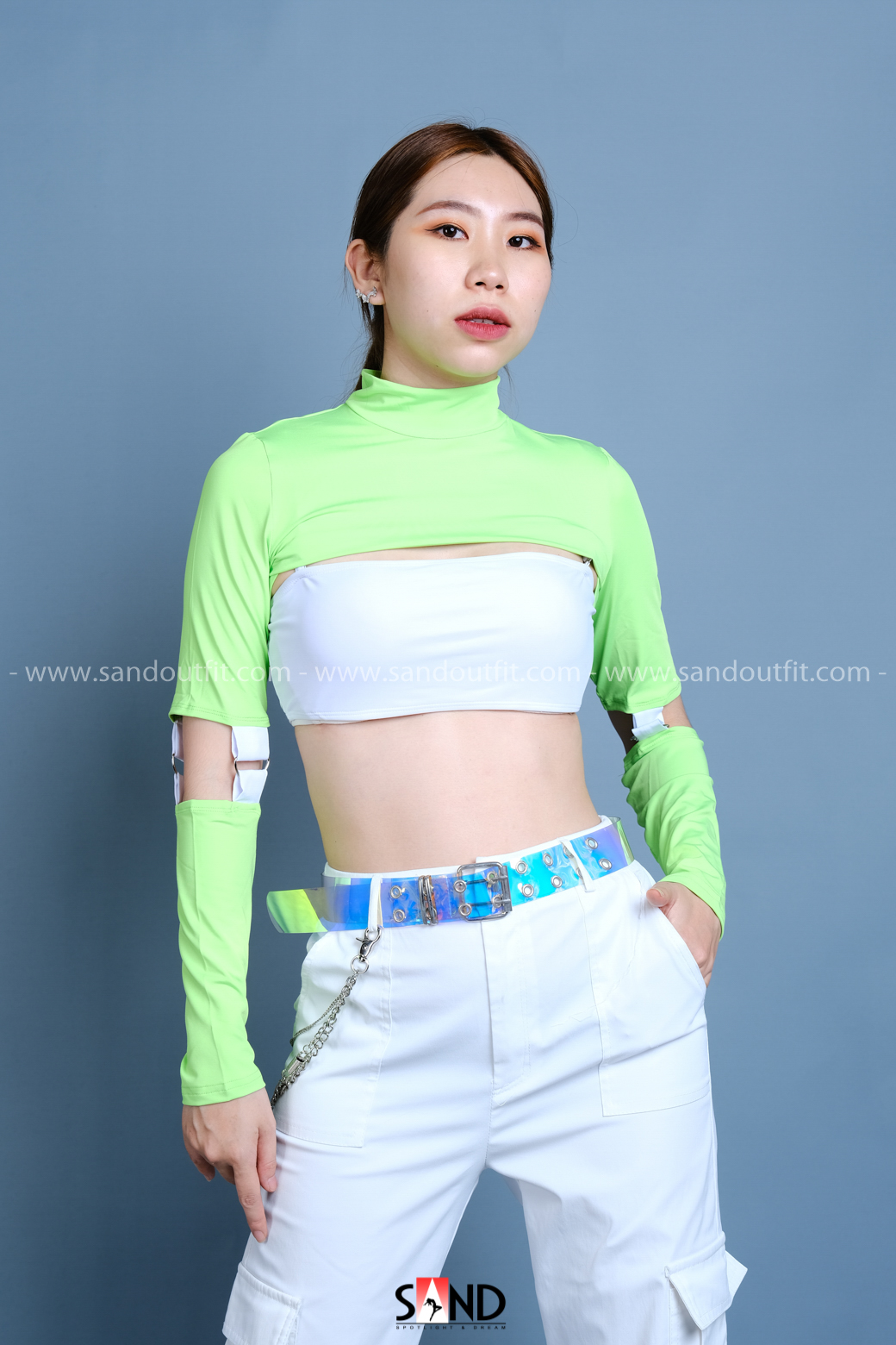Áo cut out tay dài khoét tay xanh neon