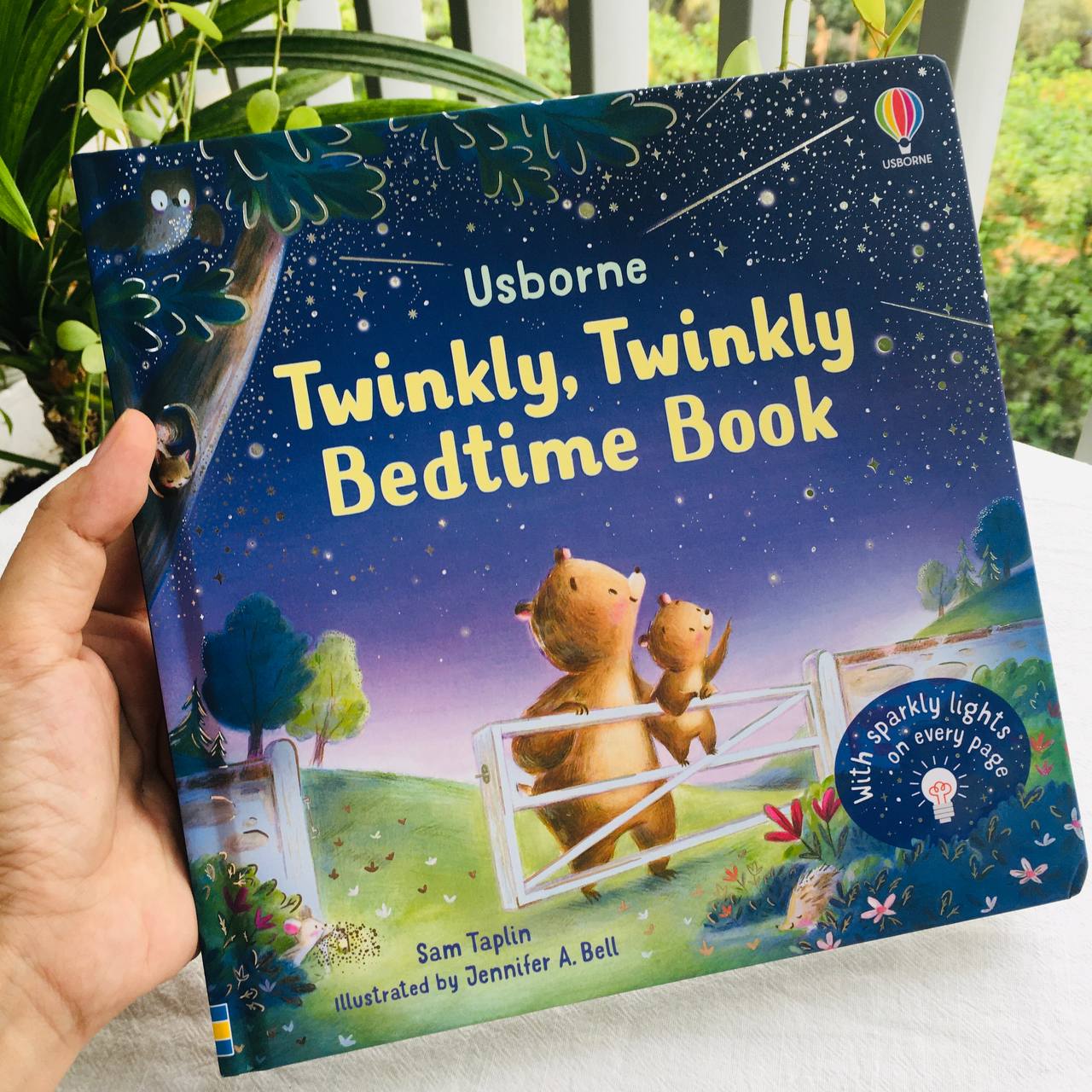 Sách có đèn Usborne books | Twinkly Twinkly Bedtime Book cho bé từ 6 tháng tuổi