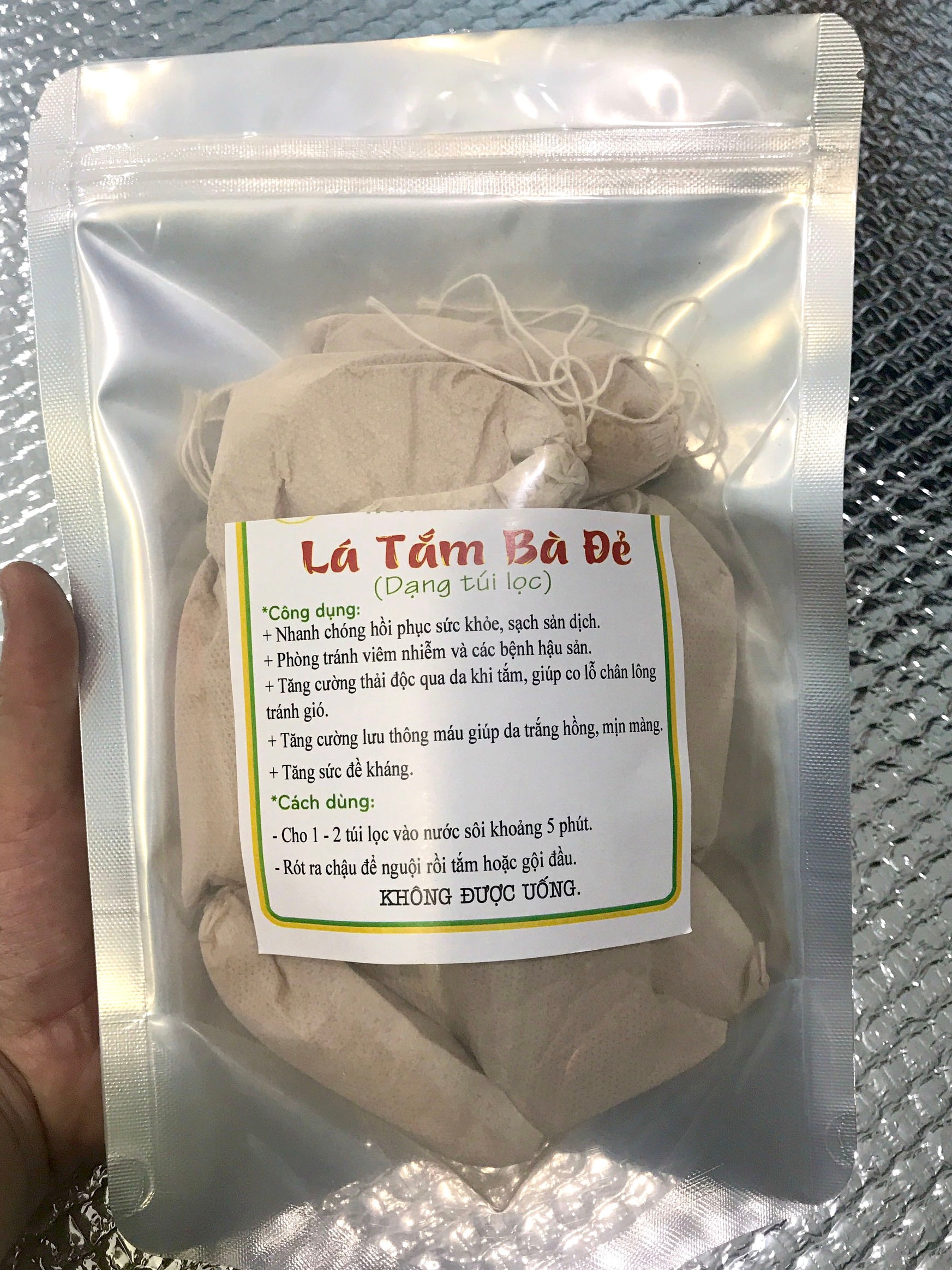 Lá tắm dao đỏ cho bà đẻ