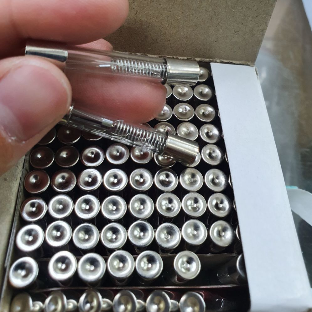 2 con cầu chì lò vi sóng