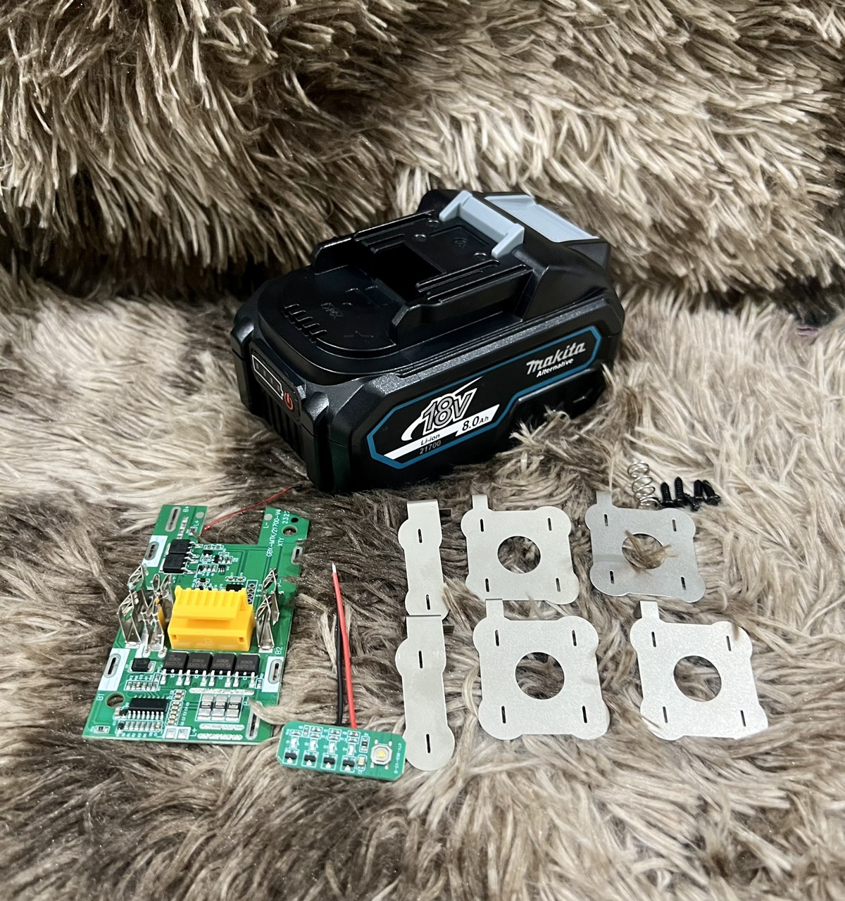 Vỏ mạch makita 5s-2p 18v 8ah cell 21700 nhận sạc zin , cải tiến dùng cho các loại máy bê tông ... hr244.