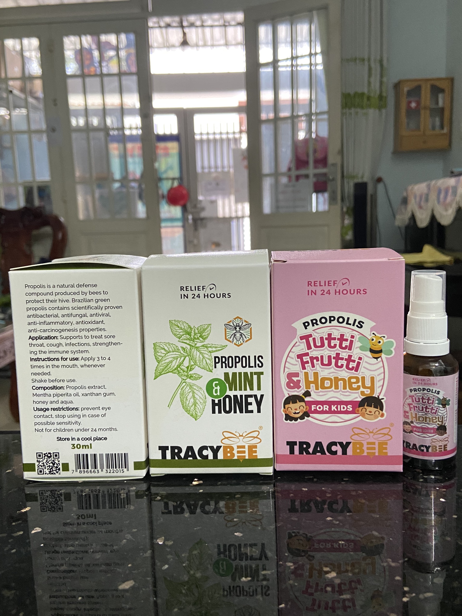 3 chai keo ong Tracybee (1 chai vị trái cây và 2 chai Bạc Hà) dạng xịt hỗ trợ ho, viêm họng dùng cho trẻ em trên 1 tuổi và người lớn