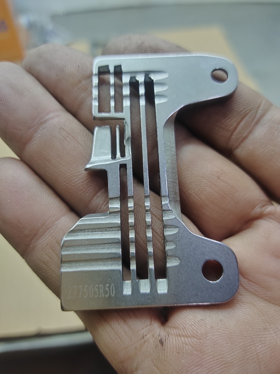 1 cái mặt nguyệt máy vắt sổ jack 4 chỉ mã số mặt nguyệt 277505r40