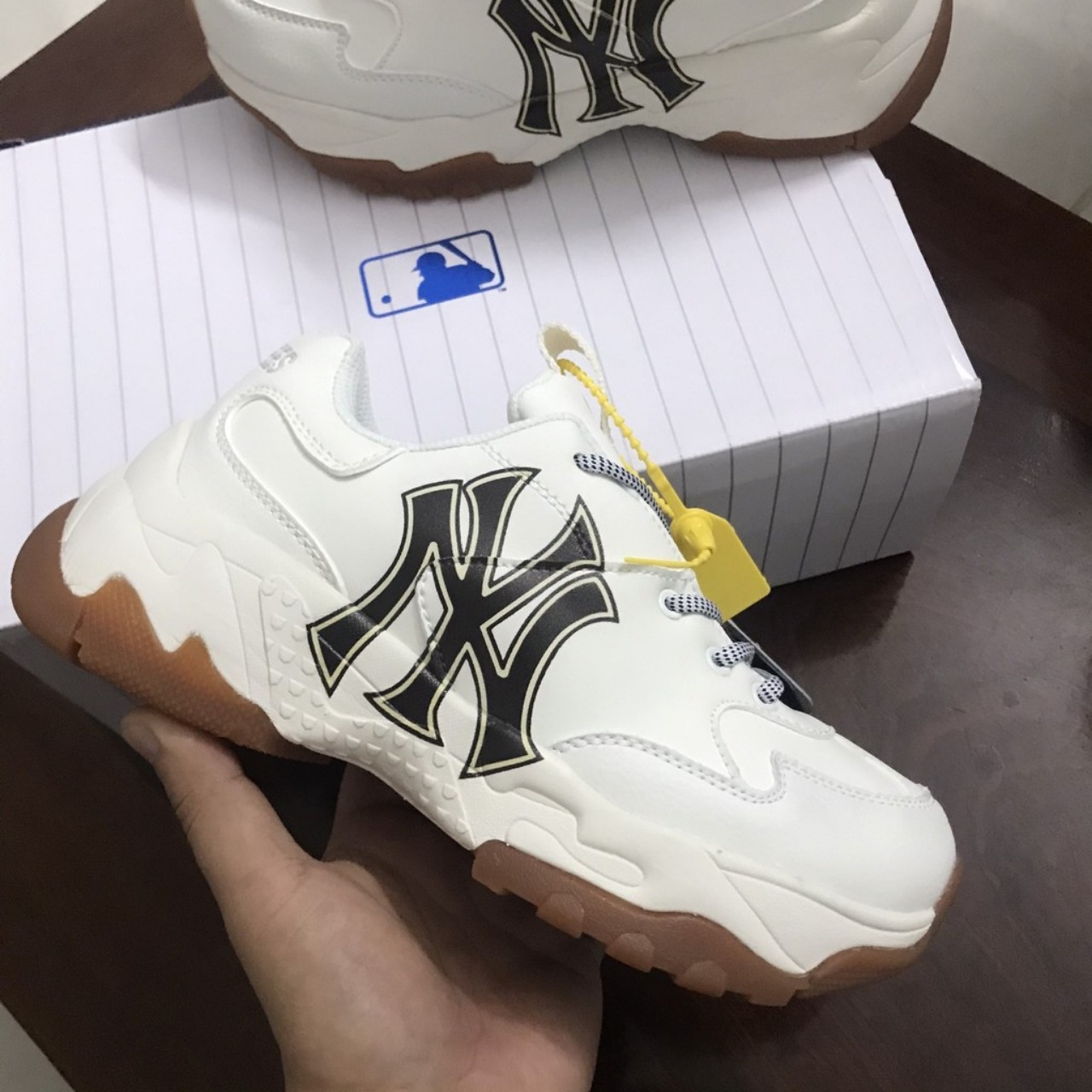 [Freeship hoặc quà 29k] Giày thể thao mlb ny chữ đen đế nâu Porkun Sneaker,tăng chiều cao,giày nhẹ êm chân thoáng khí,phù hợp cho cả nam,nữ không gới hạn tuổi,quà chai tẩy giầy 29k