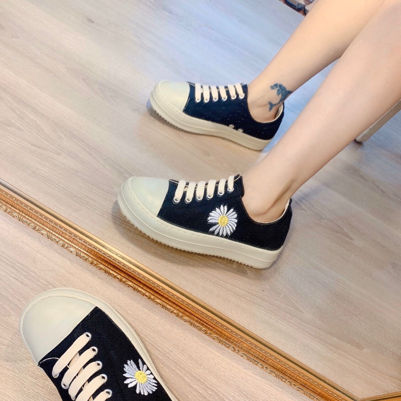 Giầy sneaker nữ Ro thêu hoa cúc