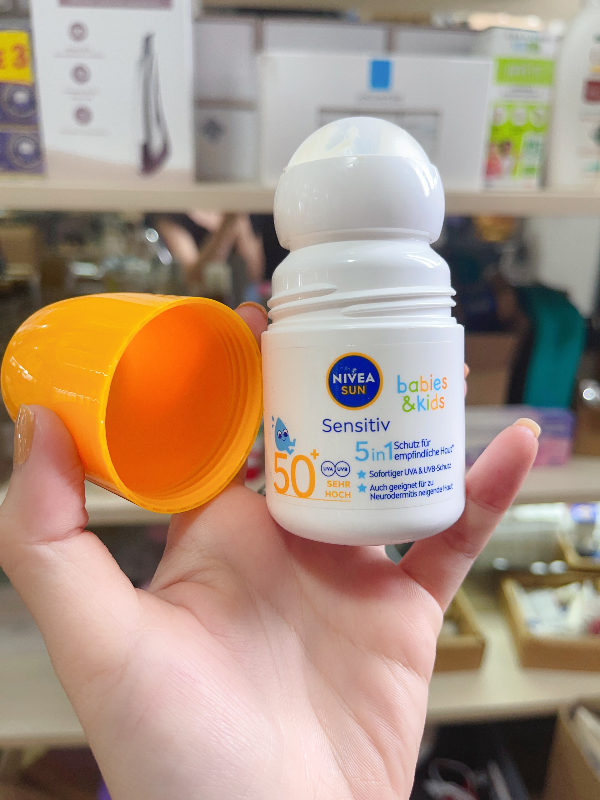 Kem Chống Nắng Cho Trẻ Em Nivea Sun Sensitive Dạng Lăn 5in1 50ml an toàn cho da nhạy cảm của bé
