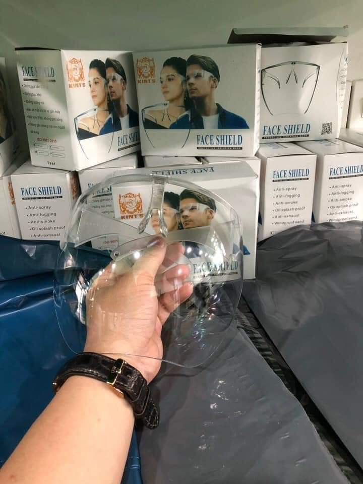 KÍNH CHỐNG DỊCH CÓ GỜ CHỐNG TRƯỢT VÀ CHỐNG GIỌT BẮN BẢO VỆ SỨC KHỎE