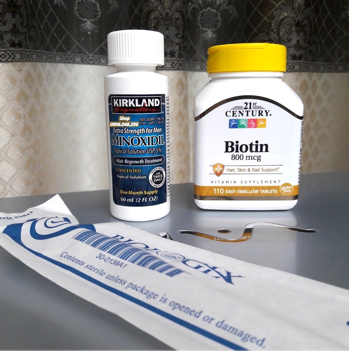Bộ sản phẩm : Thuoc mọc Tóc , mọc Râu Minoxidil 5% Kirkland USA - 1 Lọ... và Biotin 800 mcg 21st Century USA hỗ trợ Tóc, râu, da, móng, ... 110 Viên ( 1 Chai ) của Hãng 21st Century USA cung Cấp thêm Vitamin - dưỡng chất Dùng với minoxidil .