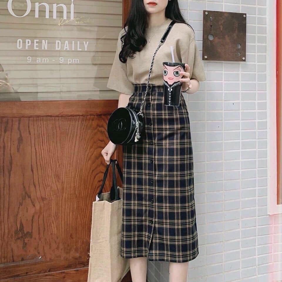 Set chân váy caro dài và áo thun trơn