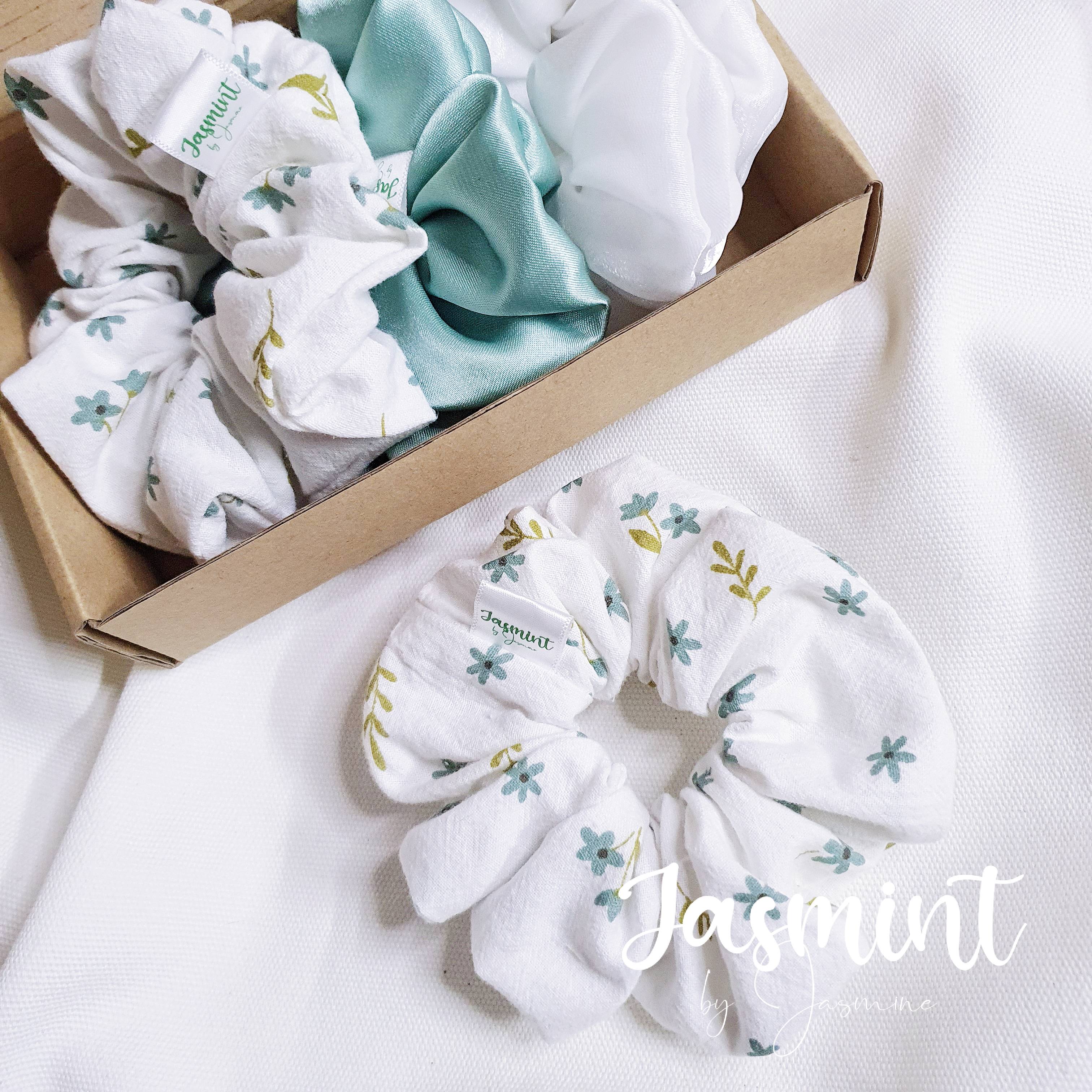 Scrunchies Đồ cột tóc, dây buộc tóc vải hoa Jasmine xanh nhí đáng yêu, trắng organza và satin xanh ngọc từ Jasmint